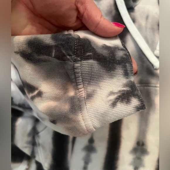 SO Cropped Sweatshirt Tie Dye Print Frayed Bottom SOFT - Picture 4 of 6